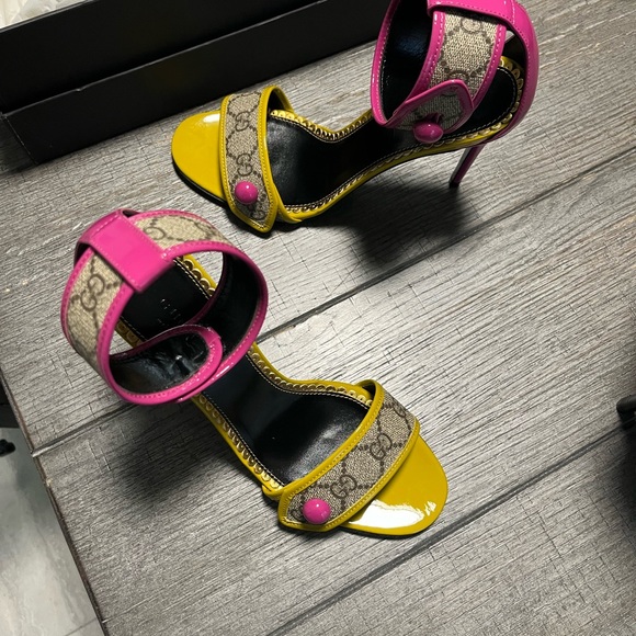 SOLD! Gucci Monogram Heels - Picture 5 of 8